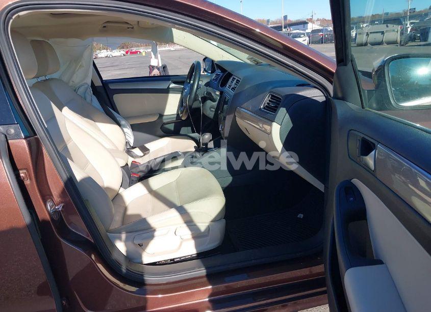 Photo 5 of 2017 Volkswagen Jetta 1.4T SE (VIN 3VWDB7AJ3HM390092)