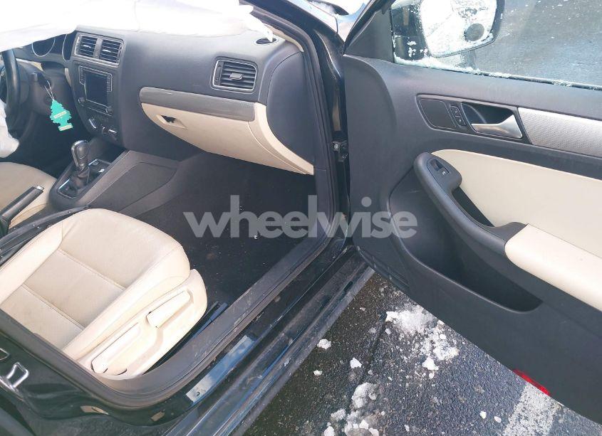 Photo 5 of 2017 Volkswagen Jetta 1.4T SE (VIN 3VWDB7AJ4HM201157)