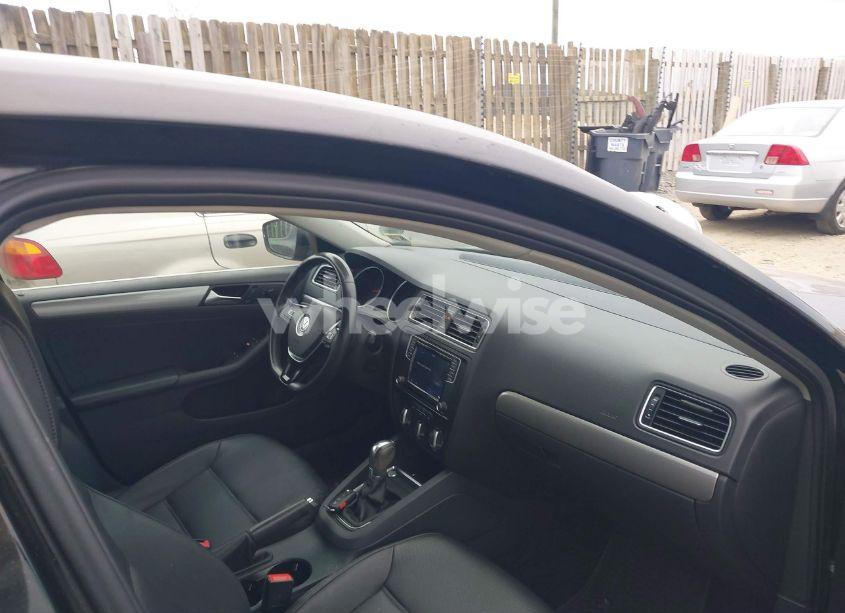 Photo 5 of 2017 Volkswagen Jetta 1.4T SE (VIN 3VWDB7AJ4HM202258)