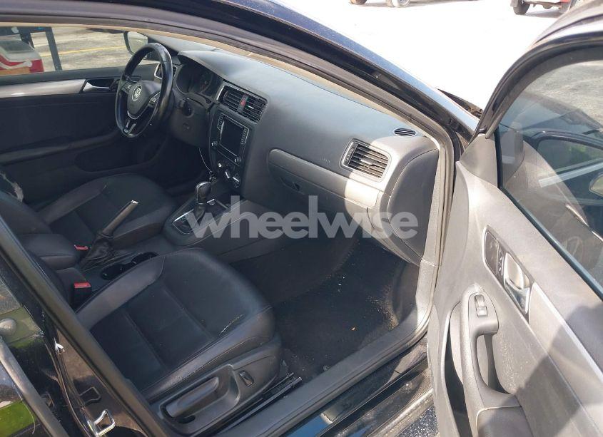 Photo 5 of 2017 Volkswagen Jetta 1.4T SE (VIN 3VWDB7AJ4HM207959)