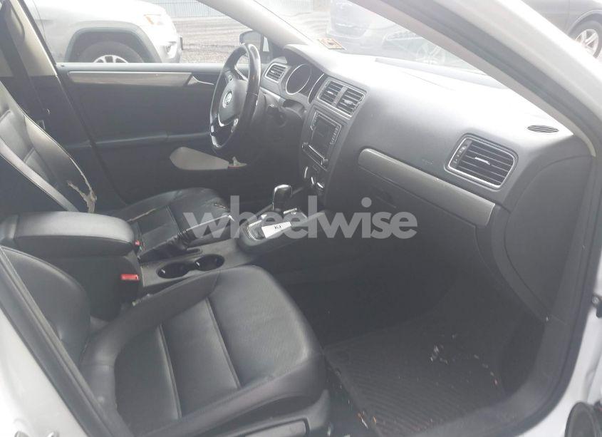 Photo 5 of 2017 Volkswagen Jetta 1.4T SE (VIN 3VWDB7AJ4HM290440)