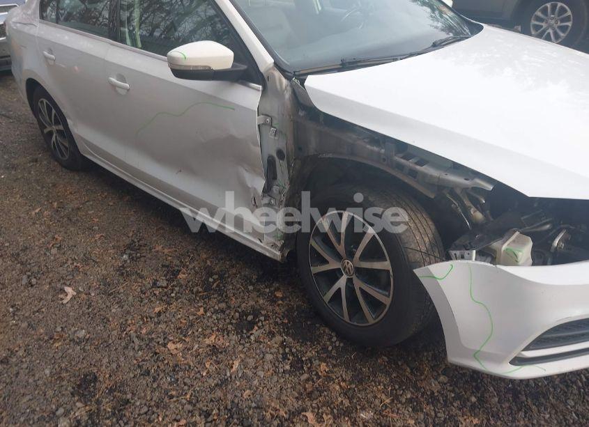 Photo 6 of 2017 Volkswagen Jetta 1.4T SE (VIN 3VWDB7AJ4HM290440)