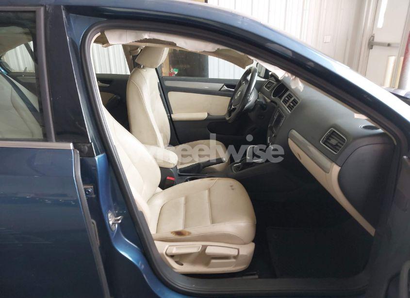 Photo 5 of 2017 Volkswagen Jetta 1.4T SE (VIN 3VWDB7AJ4HM297548)