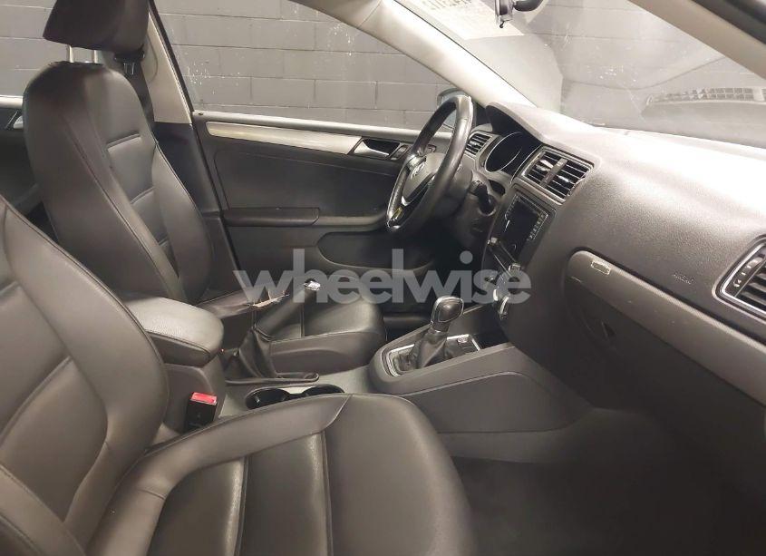 Photo 5 of 2017 Volkswagen Jetta 1.4T SE (VIN 3VWDB7AJ4HM320990)