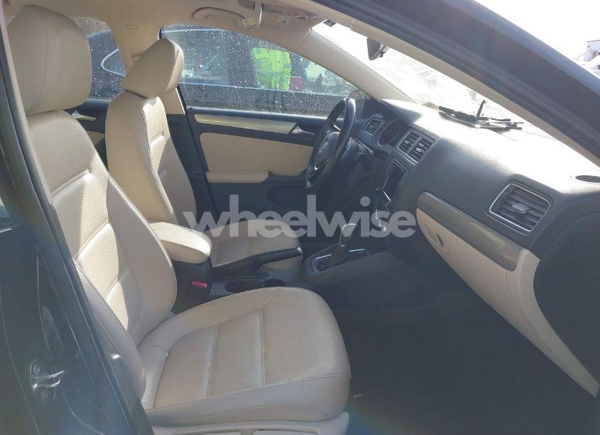 Photo 5 of 2017 Volkswagen Jetta 1.4T SE (VIN 3VWDB7AJ4HM380638)