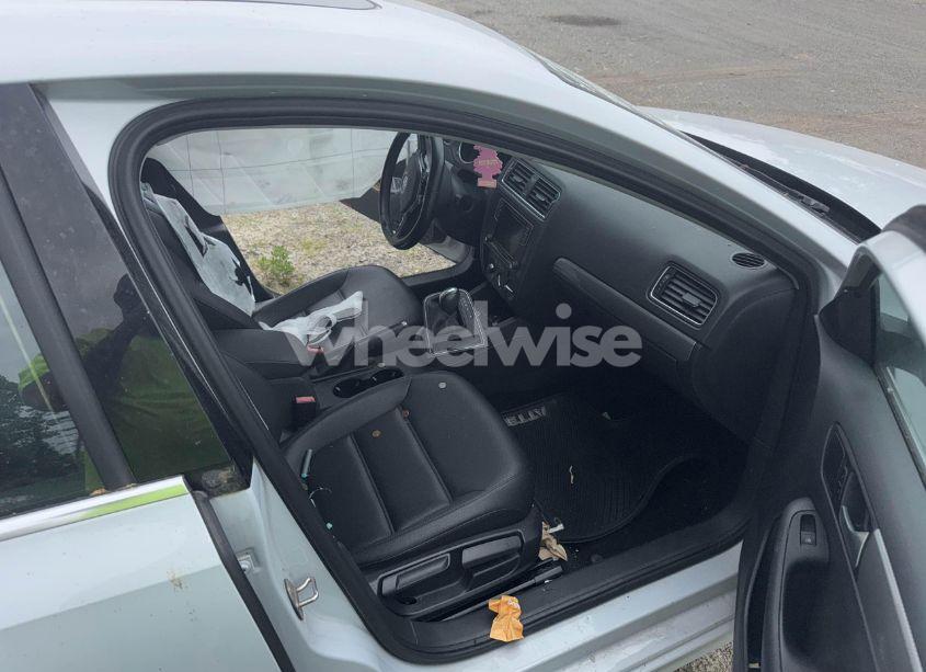 Photo 5 of 2017 Volkswagen Jetta 1.4T SE (VIN 3VWDB7AJ5HM273663)