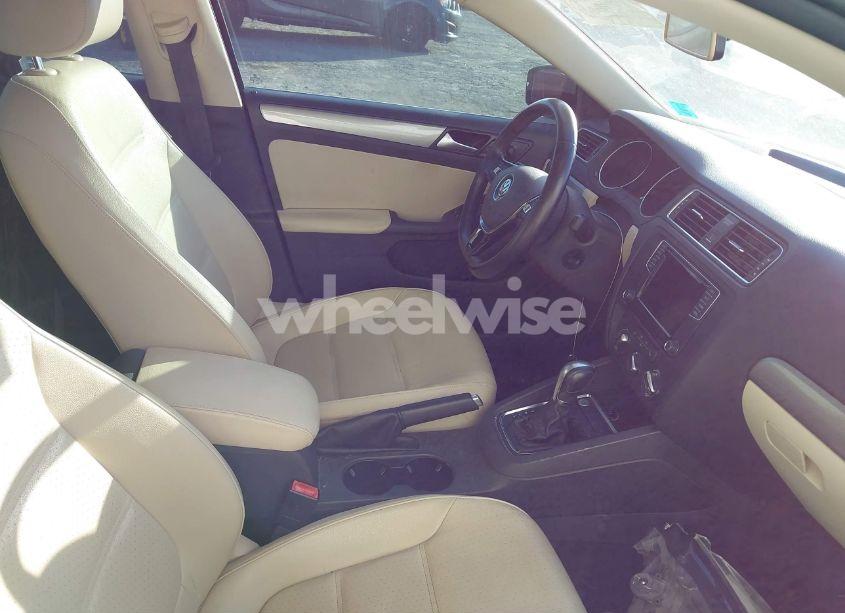 Photo 5 of 2017 Volkswagen Jetta 1.4T SE (VIN 3VWDB7AJ5HM320285)