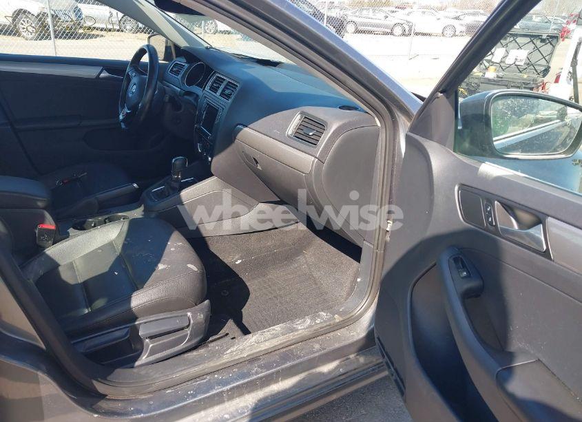 Photo 5 of 2017 Volkswagen Jetta 1.4T SE (VIN 3VWDB7AJ5HM371320)