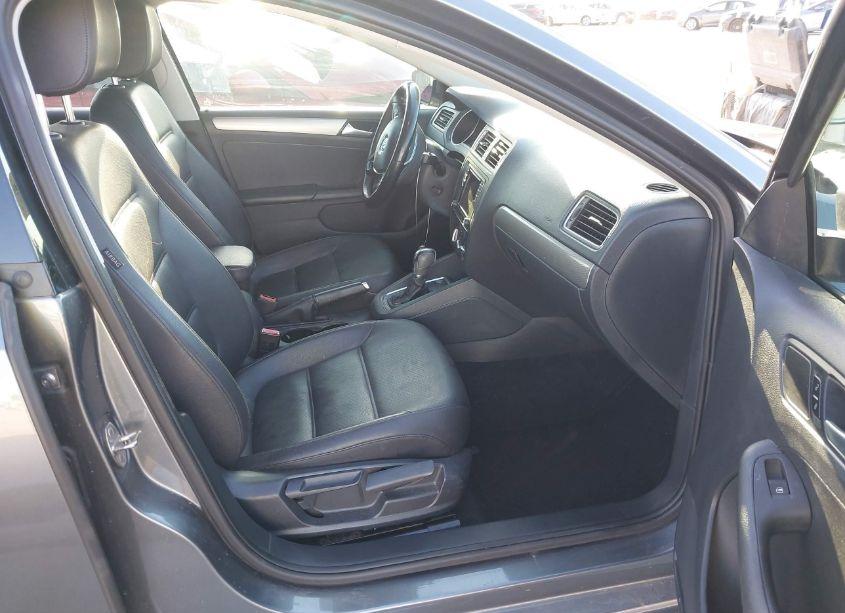 Photo 5 of 2017 Volkswagen Jetta 1.4T SE (VIN 3VWDB7AJ5HM382804)