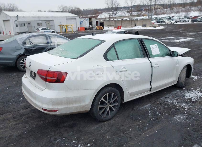 Photo 4 of 2017 Volkswagen Jetta 1.4T SE (VIN 3VWDB7AJ6HM232975)