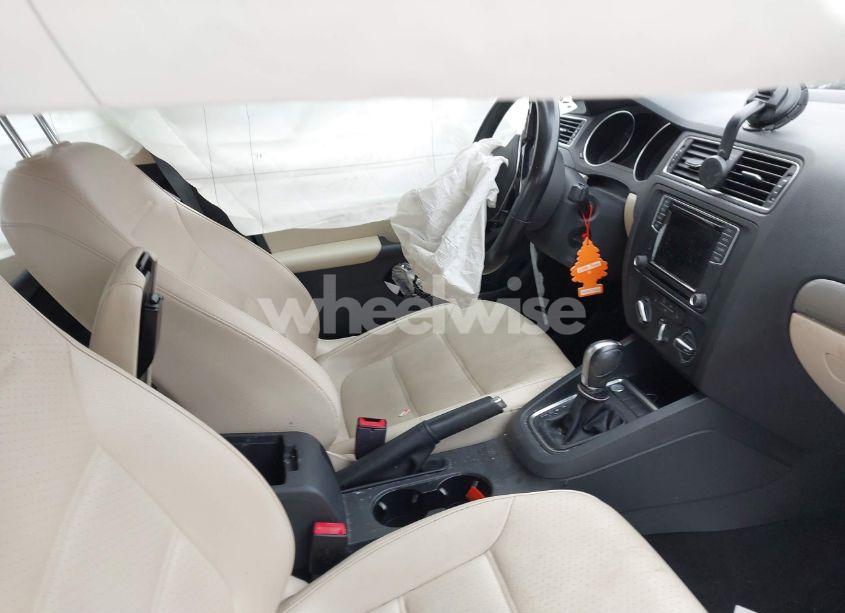 Photo 5 of 2017 Volkswagen Jetta 1.4T SE (VIN 3VWDB7AJ6HM232975)