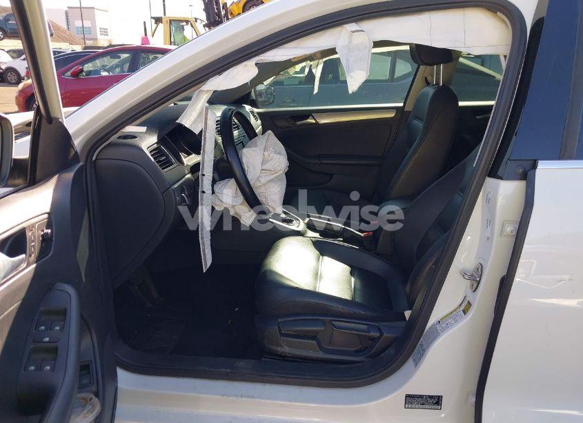 Photo 5 of 2017 Volkswagen Jetta 1.4T SE (VIN 3VWDB7AJ6HM290228)