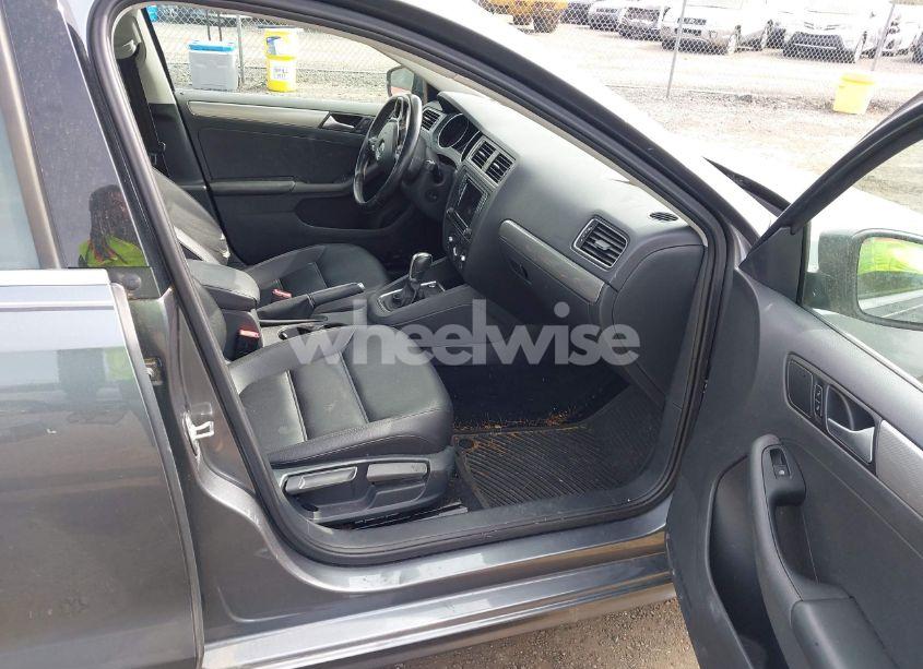 Photo 5 of 2017 Volkswagen Jetta 1.4T SE (VIN 3VWDB7AJ6HM292805)