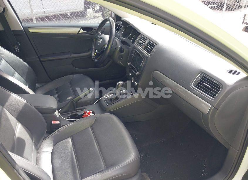 Photo 5 of 2017 Volkswagen Jetta 1.4T SE (VIN 3VWDB7AJ7HM242057)