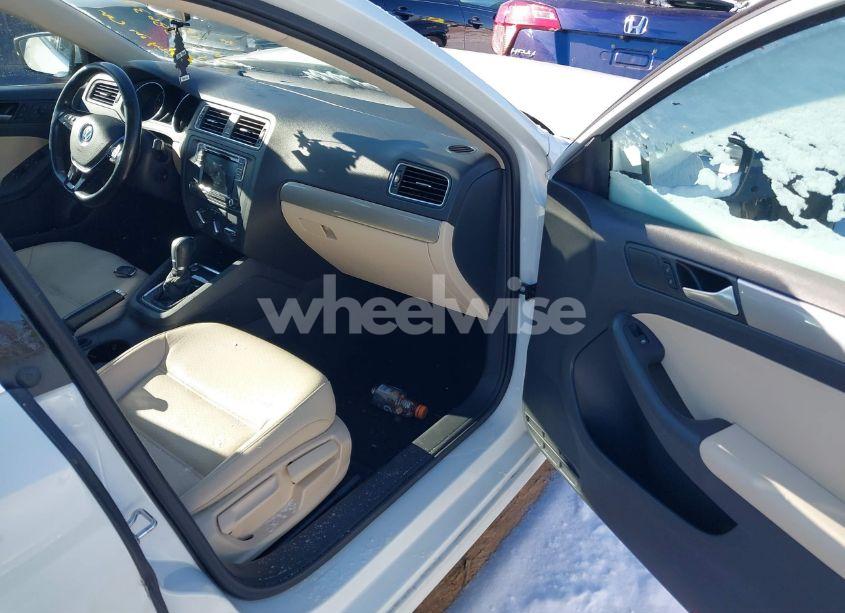 Photo 5 of 2017 Volkswagen Jetta 1.4T SE (VIN 3VWDB7AJ7HM386398)