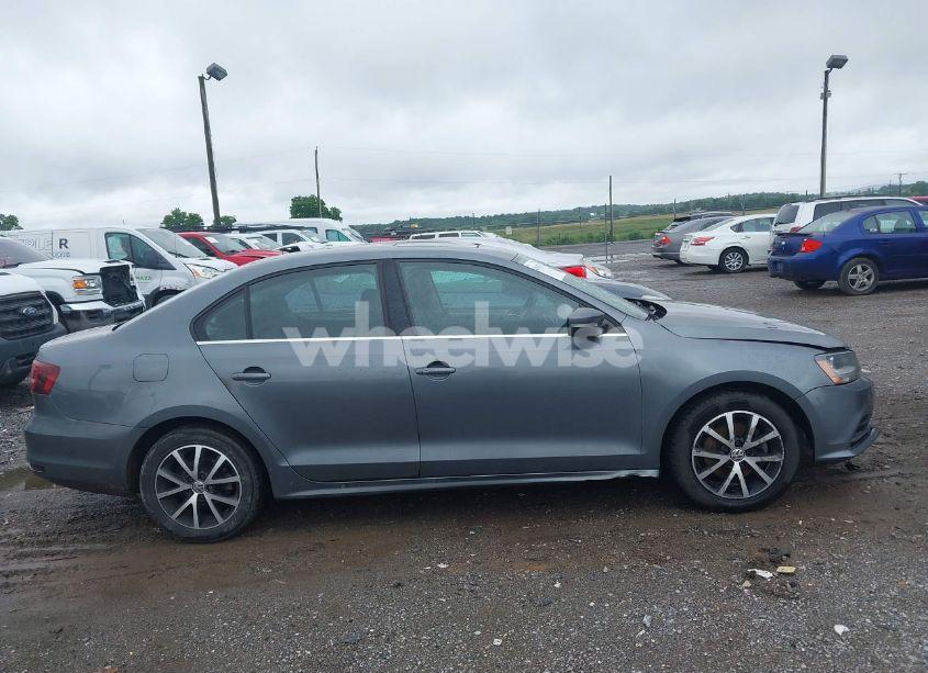 Photo 13 of 2017 Volkswagen Jetta 1.4T SE (VIN 3VWDB7AJ7HM388832)