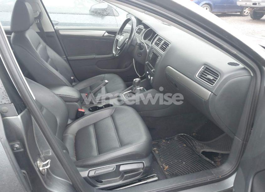 Photo 5 of 2017 Volkswagen Jetta 1.4T SE (VIN 3VWDB7AJ7HM388832)