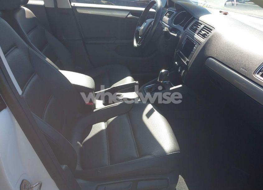 Photo 5 of 2017 Volkswagen Jetta 1.4T SE (VIN 3VWDB7AJ8HM392937)