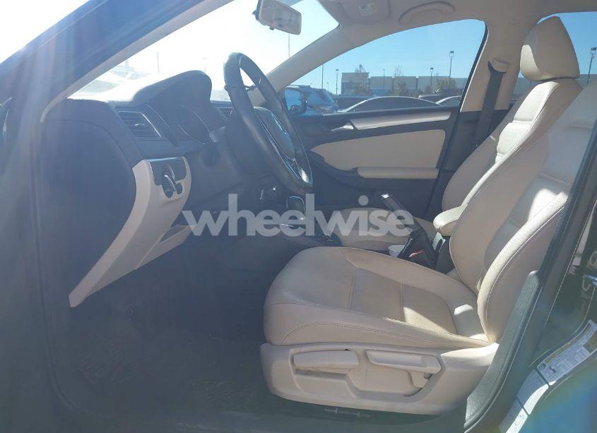 Photo 5 of 2018 Volkswagen Jetta SE/WOLFSBURG (VIN 3VWDB7AJ8JM211535)