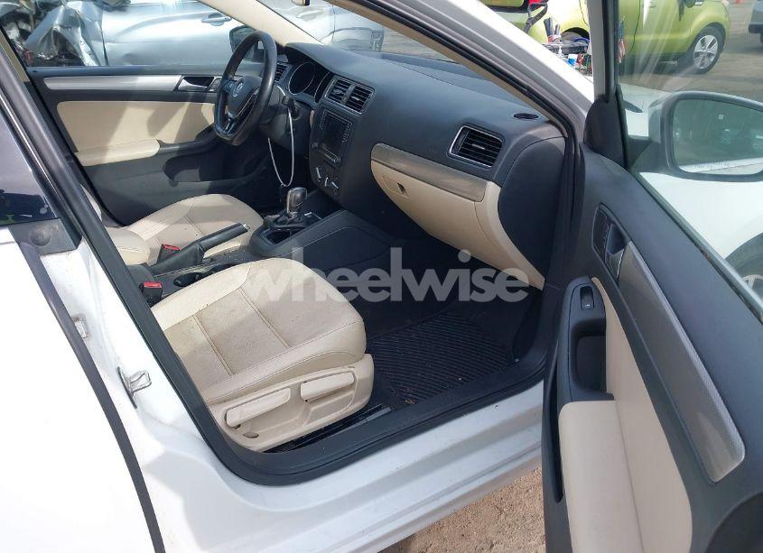 Photo 5 of 2017 Volkswagen Jetta 1.4T SE (VIN 3VWDB7AJ9HM246806)