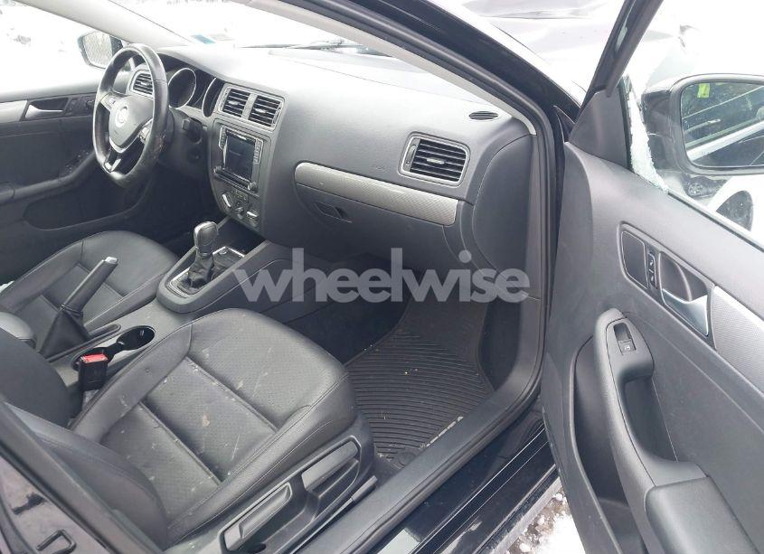 Photo 5 of 2017 Volkswagen Jetta 1.4T SE (VIN 3VWDB7AJ9HM374592)