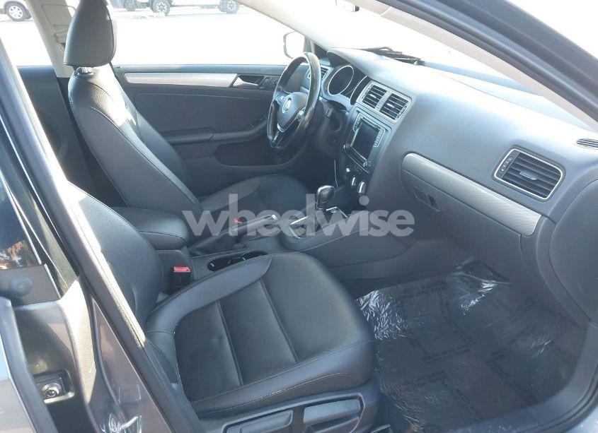 Photo 5 of 2017 Volkswagen Jetta 1.4T SE (VIN 3VWDB7AJ9HM406246)