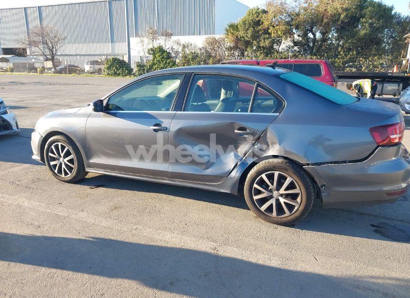 Photo 6 of 2017 Volkswagen Jetta 1.4T SE (VIN 3VWDB7AJ9HM406246)