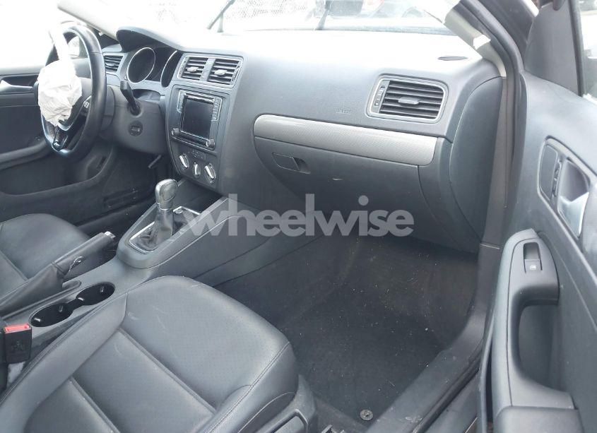 Photo 5 of 2017 Volkswagen Jetta 1.4T SE (VIN 3VWDB7AJXHM231800)