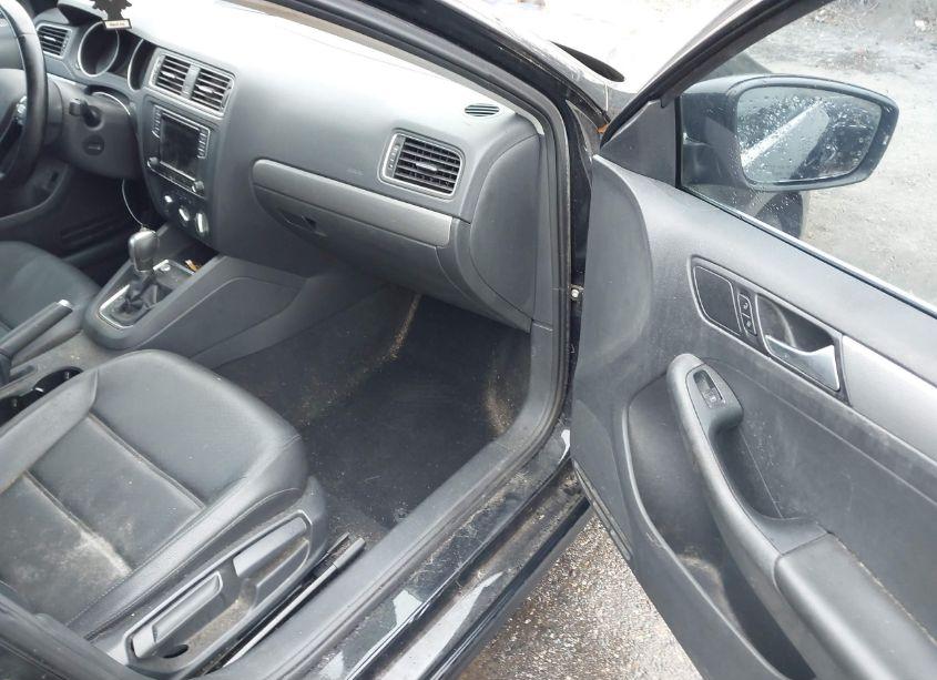 Photo 5 of 2017 Volkswagen Jetta 1.4T SE (VIN 3VWDB7AJXHM266434)