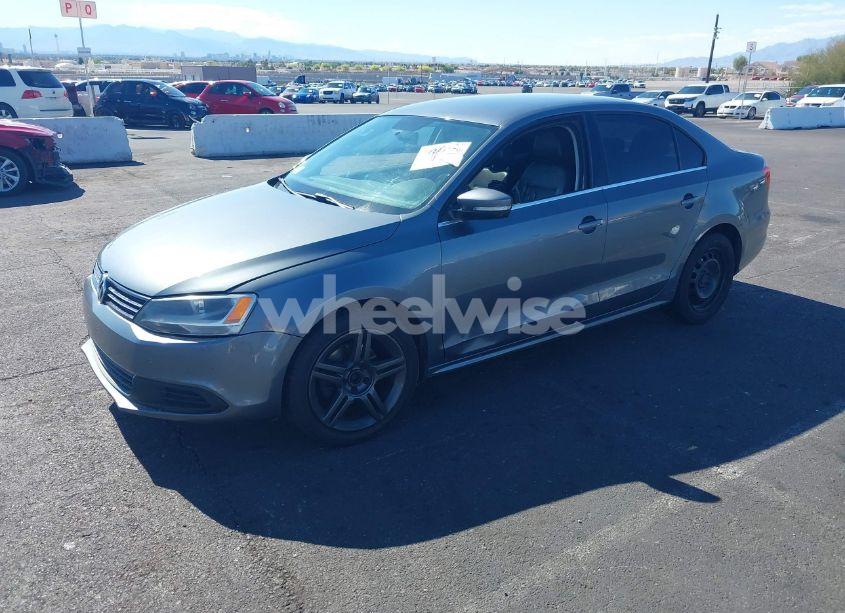 Photo 2 of 2013 Volkswagen Jetta 2.5L SE (VIN 3VWDP7AJ0DM253879)