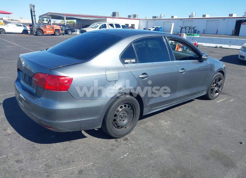 Photo 4 of 2013 Volkswagen Jetta 2.5L SE (VIN 3VWDP7AJ0DM253879)