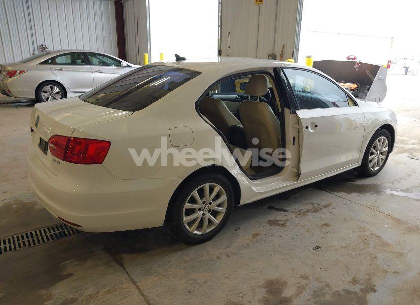 Photo 4 of 2013 Volkswagen Jetta 2.5L SE (VIN 3VWDP7AJ0DM439860)