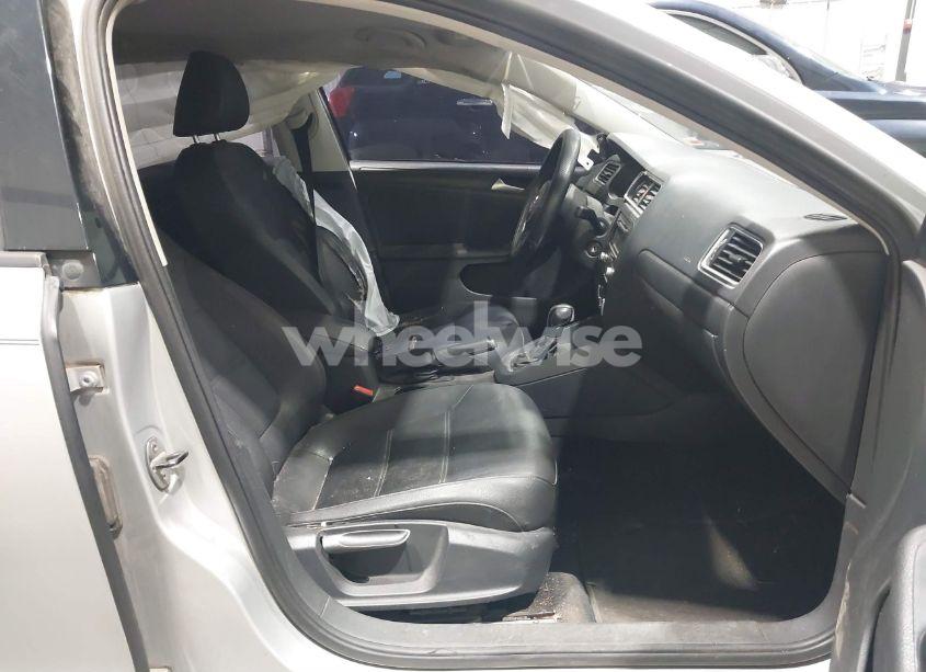 Photo 5 of 2012 Volkswagen Jetta 2.5L SE (VIN 3VWDP7AJ1CM050062)