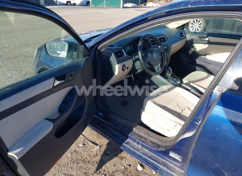 Photo 5 of 2012 Volkswagen Jetta 2.5L SE (VIN 3VWDP7AJ1CM343573)