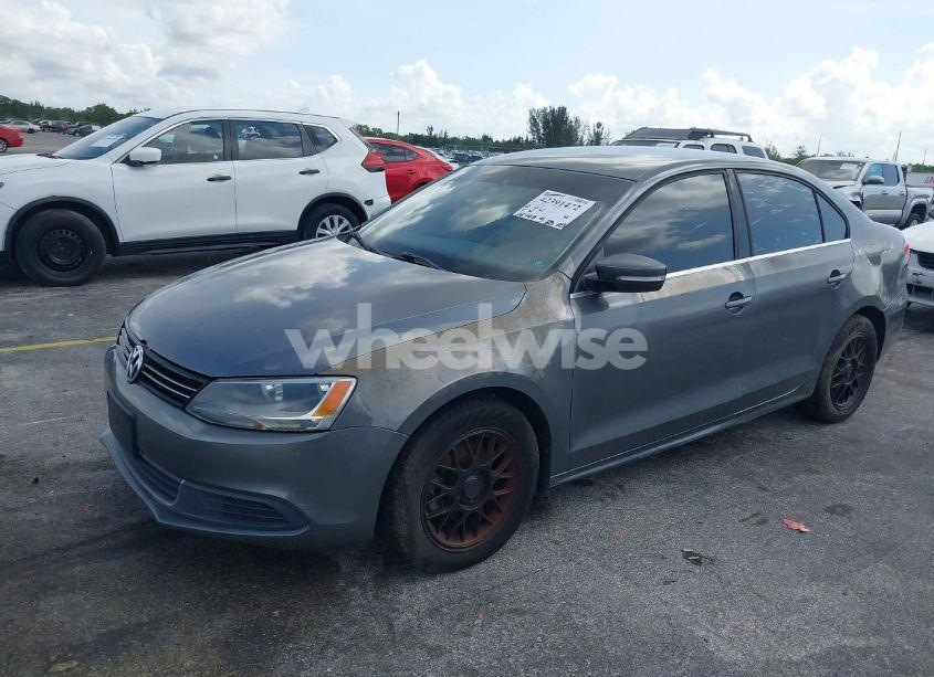 Photo 2 of 2013 Volkswagen Jetta 2.5L SE (VIN 3VWDP7AJ1DM280251)