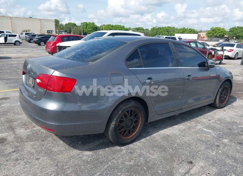 Photo 4 of 2013 Volkswagen Jetta 2.5L SE (VIN 3VWDP7AJ1DM280251)