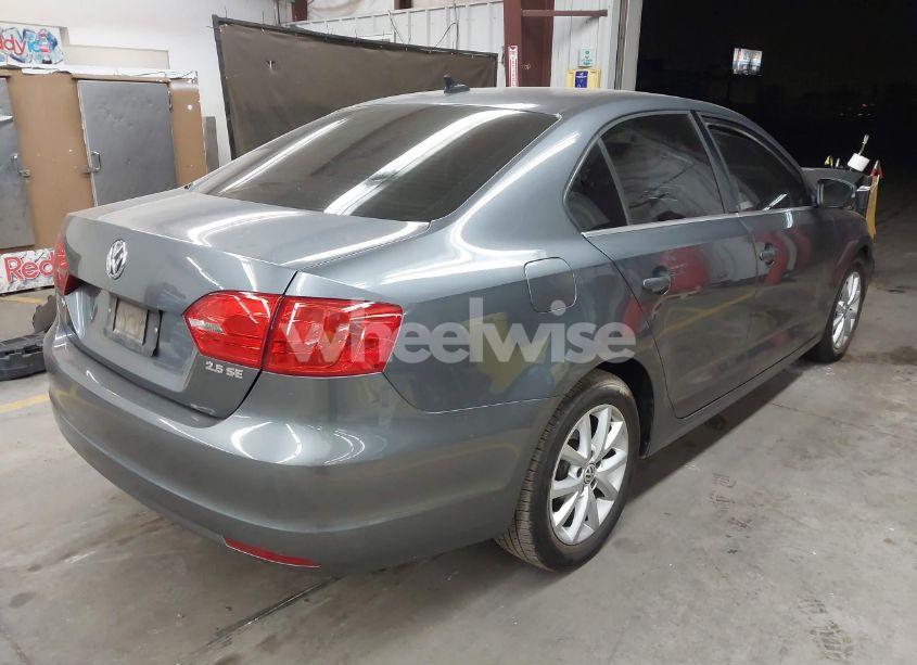 Photo 4 of 2013 Volkswagen Jetta 2.5L SE (VIN 3VWDP7AJ1DM308162)