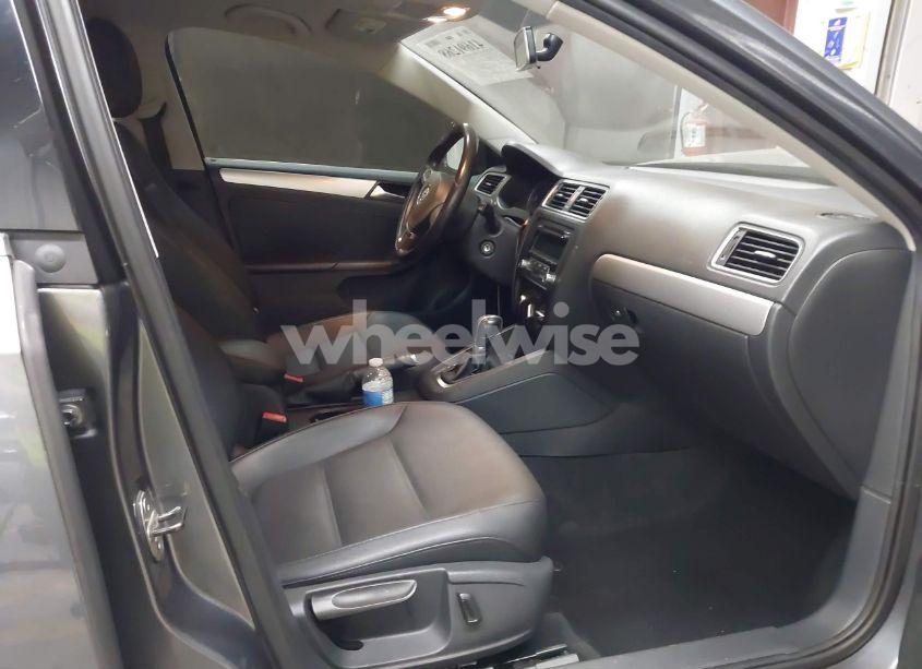 Photo 5 of 2013 Volkswagen Jetta 2.5L SE (VIN 3VWDP7AJ1DM308162)