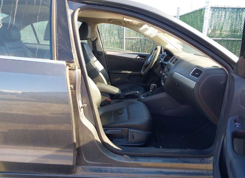 Photo 5 of 2013 Volkswagen Jetta 2.5L SE (VIN 3VWDP7AJ1DM382603)