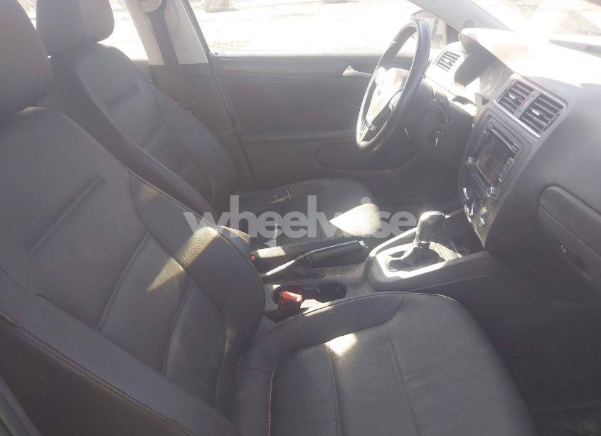 Photo 5 of 2012 Volkswagen Jetta 2.5L SE (VIN 3VWDP7AJ2CM414893)