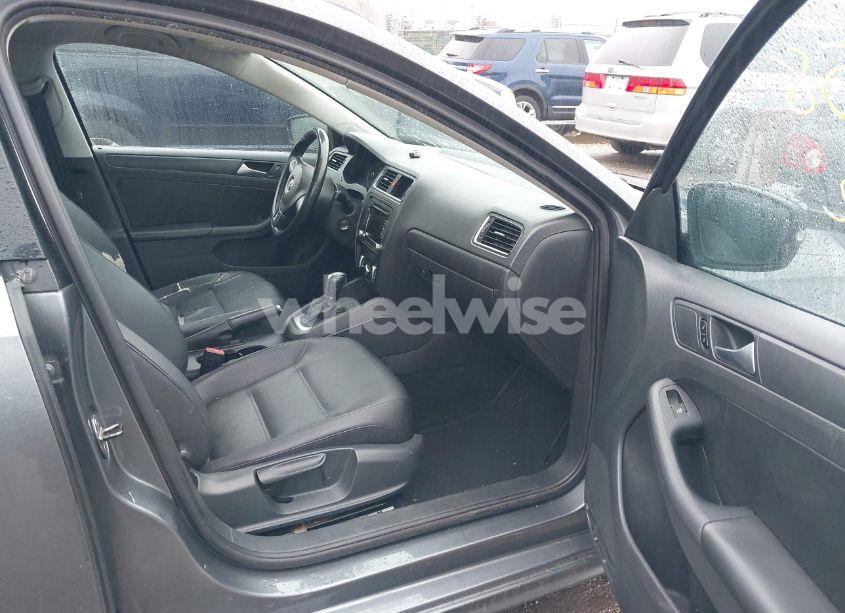 Photo 5 of 2012 Volkswagen Jetta 2.5L SE (VIN 3VWDP7AJ2CM451037)