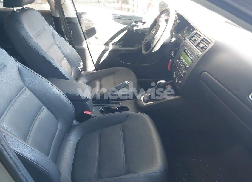 Photo 5 of 2012 Volkswagen Jetta 2.5L SE (VIN 3VWDP7AJ2CM454052)