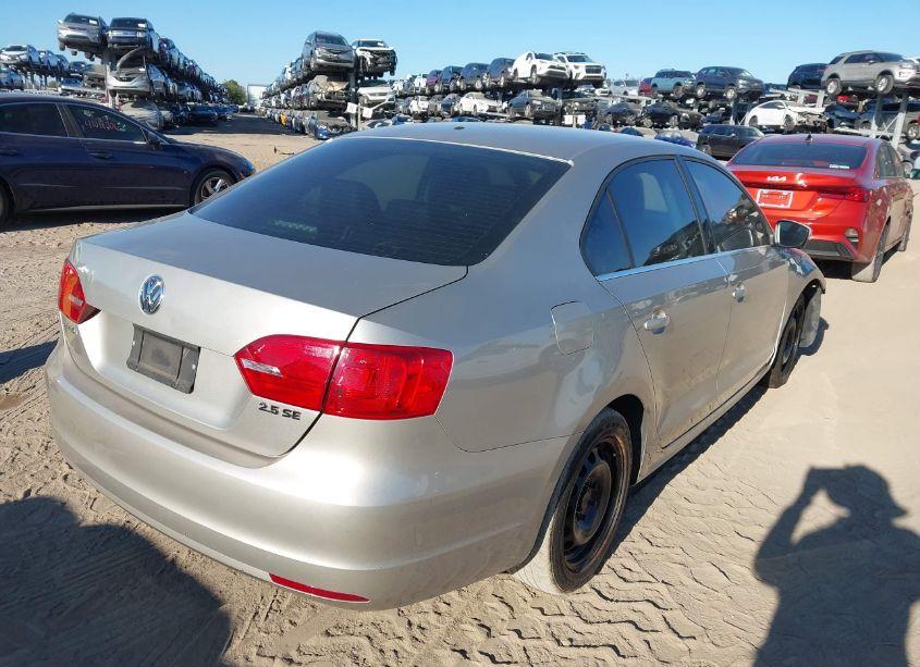 Photo 4 of 2013 Volkswagen Jetta 2.5L SE (VIN 3VWDP7AJ2DM246447)