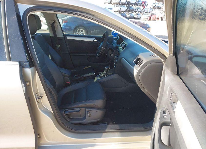 Photo 5 of 2013 Volkswagen Jetta 2.5L SE (VIN 3VWDP7AJ2DM246447)