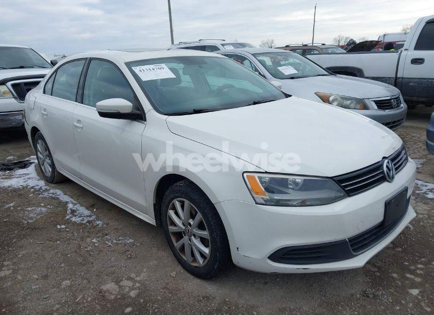 2013 Volkswagen Jetta SE (VIN 3VWDP7AJ2DM380634) main photo