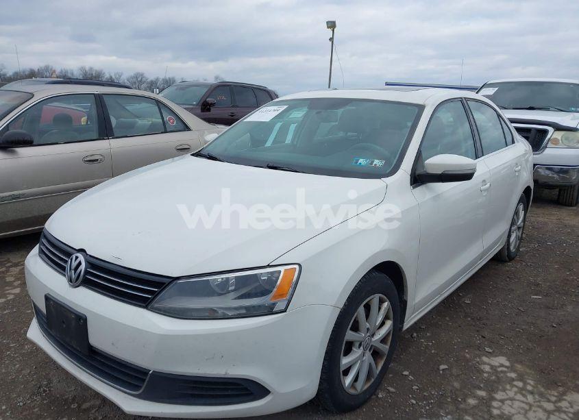 Photo 2 of 2013 Volkswagen Jetta SE (VIN 3VWDP7AJ2DM380634)