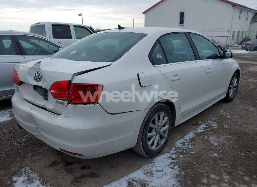 Photo 4 of 2013 Volkswagen Jetta SE (VIN 3VWDP7AJ2DM380634)