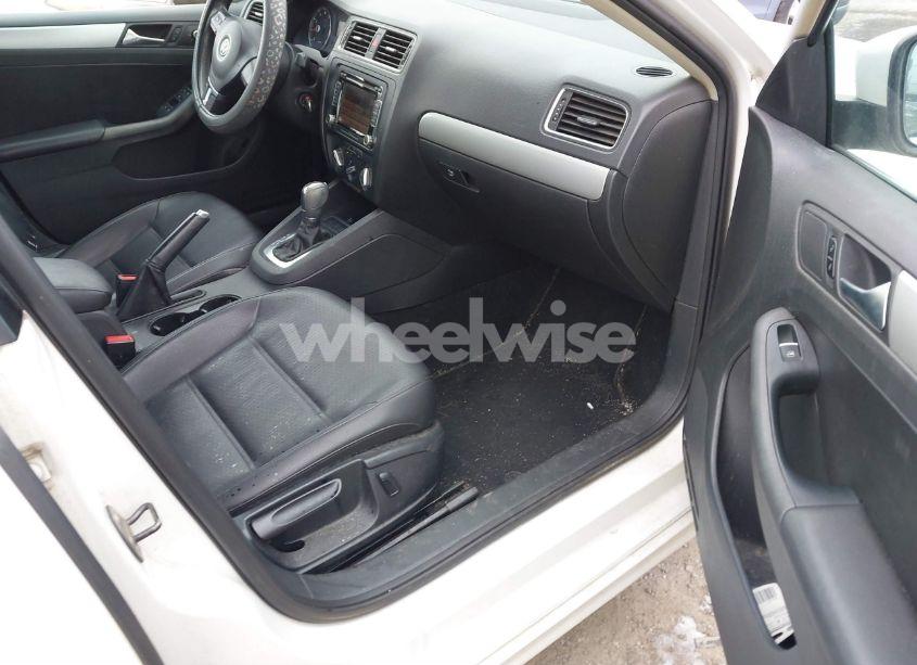 Photo 5 of 2013 Volkswagen Jetta SE (VIN 3VWDP7AJ2DM380634)