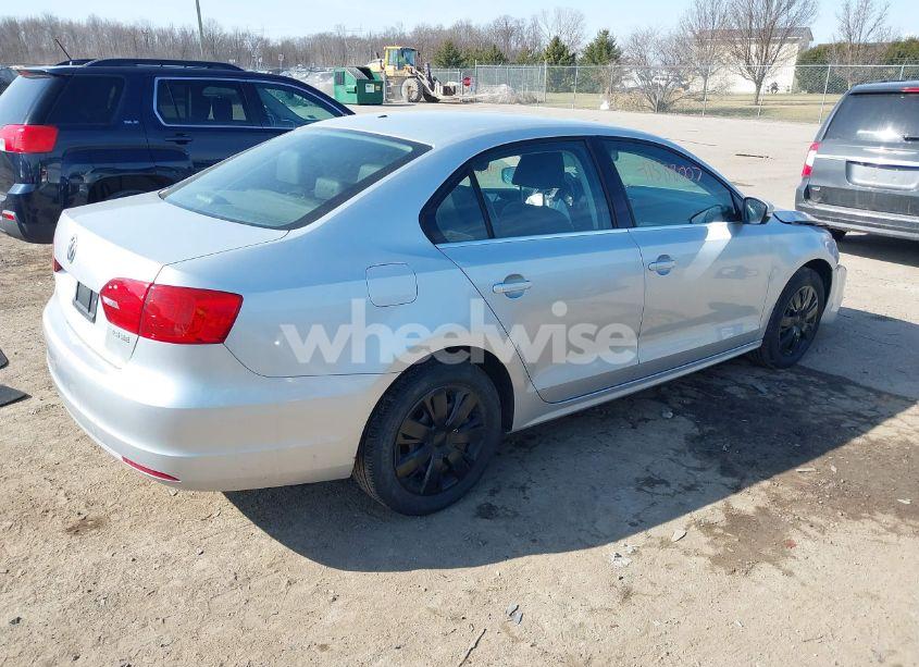 Photo 4 of 2013 Volkswagen Jetta 2.5L SE (VIN 3VWDP7AJ2DM383940)