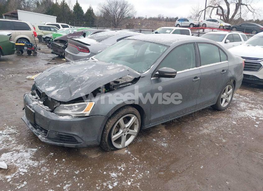 Photo 2 of 2013 Volkswagen Jetta 2.5L SE (VIN 3VWDP7AJ2DM384277)